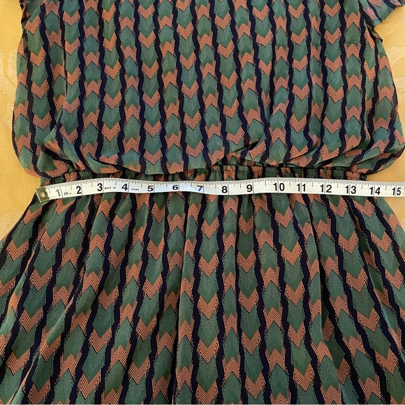 Blousy Short-Sleeve Patterned Dress - Picture 8 of 9